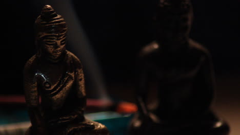 Estatuas-De-Buda-Meditando-En-Relajación-Pacífica-De-Cerca-04