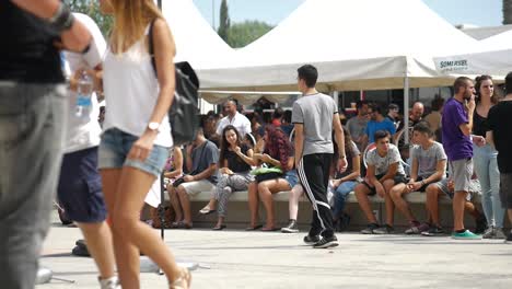Eine-Geschäftige-Menge-Junger-Leute,-Die-Vor-Der-Zypern-Comic-Con-In-Nikosia,-Zypern,-Spazieren-Gehen