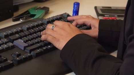 Mujer-De-Negocios-En-La-Computadora-En-La-Oficina
