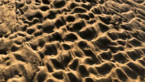 Muster-Im-Sand-Aus-Plätscherndem-Wasser,-Wellen-Und-Möwen-4k-30fps