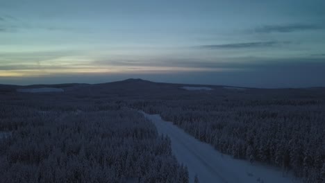 El-Paisaje-Invernal-Congelado-Con-Un-Camino-De-Hanhimaa-En-Finlandia