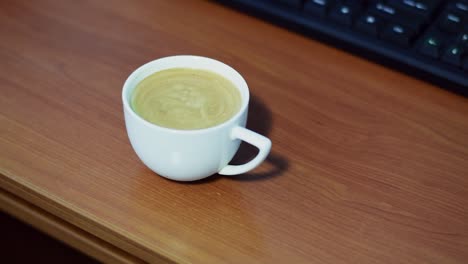 Heißer-Milch-Latte-Kaffee-Auf-Holztisch