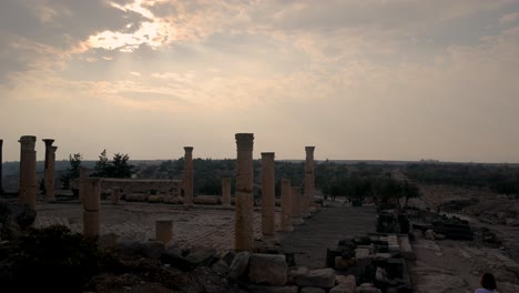 Atardecer-En-Ruinas-Romanas-Cerca-De-Umm-Qais-En-Jordania