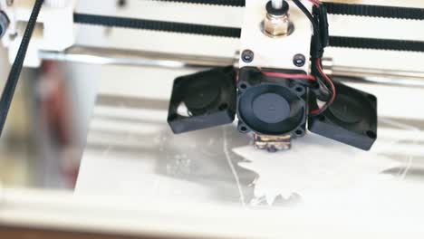 3D-Drucker-Arbeitet-In-4K-UHD