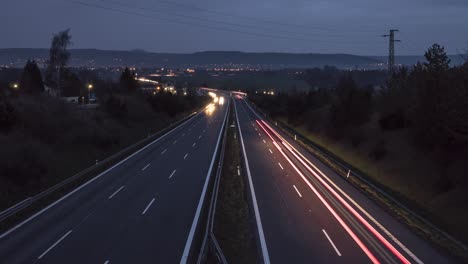 Zeitraffer-Des-Verkehrs-Auf-Der-Autobahn-Bei-Nacht-–-Schnellere-Version
