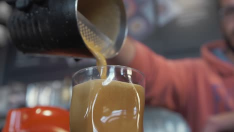 Freddo-Espresso-Kaffee-Barista-Gießt-Zeitlupe-In-Kurviges-Glas