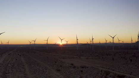 Windmühlen-In-Der-Mojave-Wüste-Bei-Sonnenaufgang