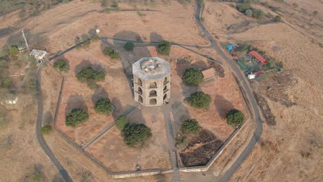 Mahel-De-Chandbiwi,-Palacio-Chand-Bibi-En-Ahmednagar,-India---Estructura-De-Piedra-Octal---Historia-India-|-Guerrero-|-Chand-Bibi-|-Cultura-Islámica,-Arquitectura-Y-Arte-Del-Sultanato-De-Decán-|-Aéreo