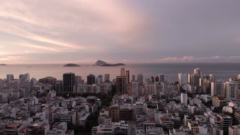 Sonnenaufgang-über-Dem-Beliebten-Und-Schicken-Strandviertel-Ipanema-In-Rio-De-Janeiro-Mit-Inseln-Am-Horizont-Direkt-Vor-Der-Meeresküste