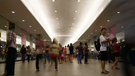 Singapur-–-Ca.-Zeitraffer-Einer-Vorbeiziehenden-Menschenmenge-In-Einem-Belebten-Einkaufszentrum