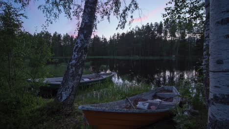 Zeitraffer-Eines-Bootes-Während-Des-Sonnenuntergangs-In-Finnland