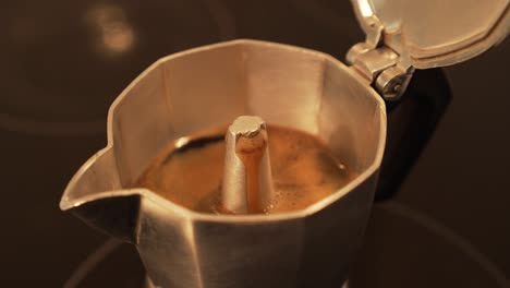 Making-espresso-coffe-in-moka-pot---fast-motion,-closeup