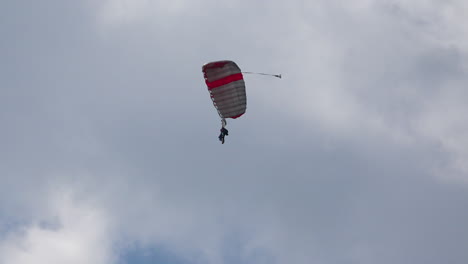 Person,-Die-Mit-Dem-Fallschirm-Aus-Einem-Flugzeug-Springt