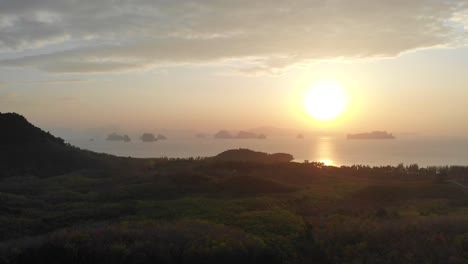 Morgenblick-über-Eine-Kleine-Insel,-Drohnenaufnahme