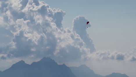 Un-Parapente-Vuela-Sobre-Montañas-Y-Nubes