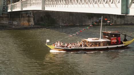 Typisches-Douro-Flussboot,-Das-Touristen-Durch-Die-Stadt-Porto,-Porto,-Transportiert