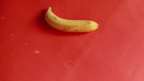 Los-Plátanos-Giran-En-Un-Círculo-Aislado-Sobre-Fondo-Rojo