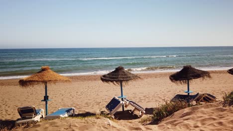 Sonniger-Strandtag-Mit-Ruhigem-Meer-Und-Kleinen-Wellen,-Spanische-Sommerferienaufnahme,-Gefilmt-In-Marbella,-Malaga,-Spanien