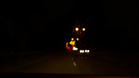 Nachts-Im-Auto-Unterwegs---Regen---Scheinwerfer---Straßenlaternen