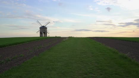 Chesterton-Windmühle,-Eine-Alte-Steinwindmühle,-über-Einem-Feld-An-Einem-Sommerabend-Mit-Entfernten-Menschen,-Die-Die-Untergehende-Sonne-Beobachten,-In-Der-Nähe-Von-Leamington-Spa,-Warwickshire,-England