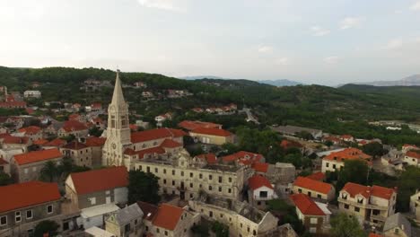 Luftaufnahme-Einer-Kirche-Auf-Der-Insel-Sumartin,-Brac,-Kroatien,-Europa
