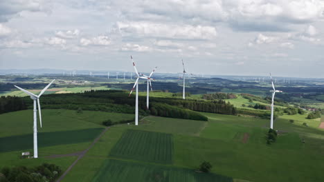 Drohnenflug-über-Einer-Windkraftanlage-In-Deutschland