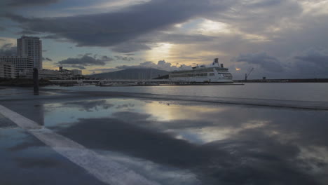 Blick-Am-Frühen-Morgen-Auf-Den-Seehafen-Und-Den-Yachthafen-Von-Ponta-Delgada-Auf-Der-Insel-Sao-Miguel-Der-Portugiesischen-Azoren