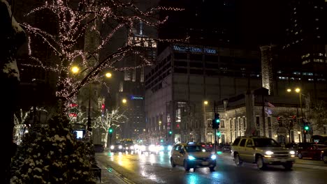 Autos-Conduciendo-En-La-Calle-De-La-Ciudad-Por-La-Noche-En-Invierno-Chicago-Milla-Magnífica-Cerca-Del-Lugar-De-La-Torre-De-Agua-Durante-La-Temporada-De-Vacaciones-De-Navidad-4k