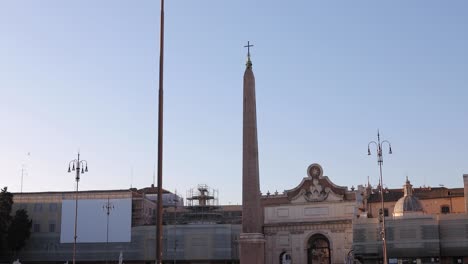 Wide-shoot-for-people’s-square-in-Rome-with-a-lot-of-tourists,-the-Egyptian-obelisk-and-the-northern-gate-of-the-Aurelian-Walls-in-the-background