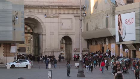 Northern-gate-of-the-Aurelian-Walls,-Entrance-of-people’s-square-of-Rome-full-of-tourists-during-the-day