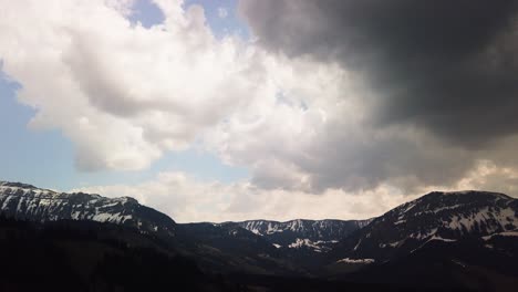 Reibungsloser-Zeitraffer-Von-Sich-Schnell-Bewegenden-Wolken-Mit-Bergkulisse-In-Der-Schweiz,-Bewegungsraffer-Eines-Bevorstehenden-Gewitters