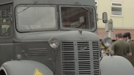 Straßenfest-Der-1940er-Jahre-Mit-Soldaten-Und-Armeefahrzeugen