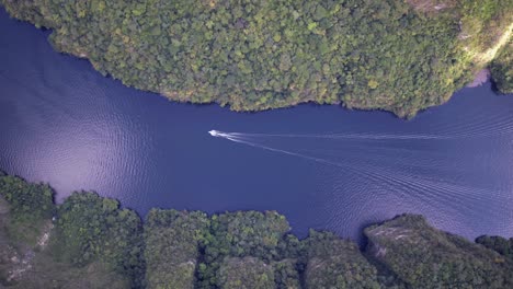 Aerial-cenital-drone-shot-of-a-boat-sailing-in-the-Grijalva-river,-Sumidero-Canyon,-Chiapas-Mexico