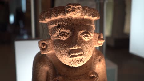 Nahaufnahme-Einer-Maya-Skulptur-Im-Großen-Museum-Der-Maya-Welt-In-Merida,-Yucatan,-Mexiko