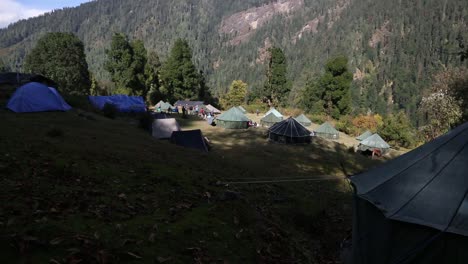 Zelt-Im-Himalaya-Aufgebaut-Zelte-Unterhalb-Des-Vorfeldlagers-Für-Wanderer-Zum-Übernachten-Zur-Vorbereitung-Und-Entspannung-Des-Gipfeltages