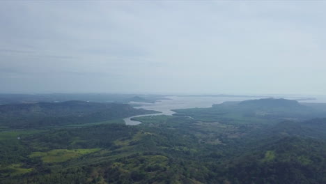 Aerial-shot-flying-from-land-to-Pacific-Ocean-in-Chiriqui-Bay,-Panama
