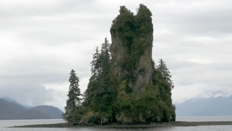 Eine-Mittlere-Aufnahme-Eines-Neuen-Wirbelsteinfelsens-In-Alaska,-Der-Eine-Große-Felseninsel-Im-Ozean-Zeigt