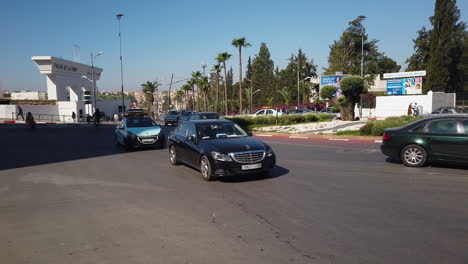 Kreisverkehr-Mit-Verkehr-Zwischen-Moulay-Ismail-Avenue-Und-Hassan-II