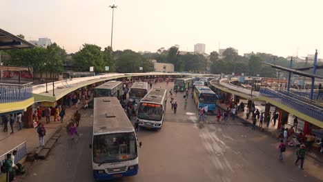 Luftaufnahme-Von-Beschäftigten-Menschen-Beim-Einsteigen-In-Busse-Am-Majestätischen-Busbahnhof-Bangalore,-Indien