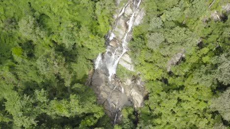 Eine-Fallende-Drohnenaufnahme-Eines-Wasserfalls,-Der-Mitten-Im-Dschungel-In-Thailand-Gefunden-Wurde