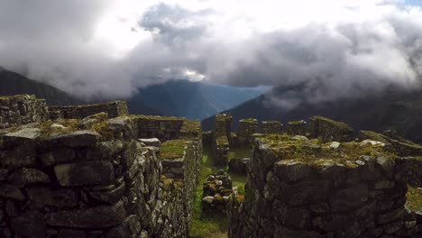 Zeitraffer-Antiker-Inka-Ruinen-In-Bergen-Mit-Vorbeiziehenden-Wolken