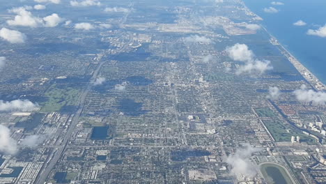 Luftaufnahme-Der-Küste-Von-Miami-Aus-Einem-Flugzeug
