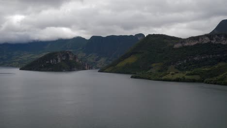 Toma-Aerea-Del-Lago-De-La-Represa-Chicoasen-Del-Rio-Grijalva,-Cañon-Del-Sumidero,-Chiapas-Mexico