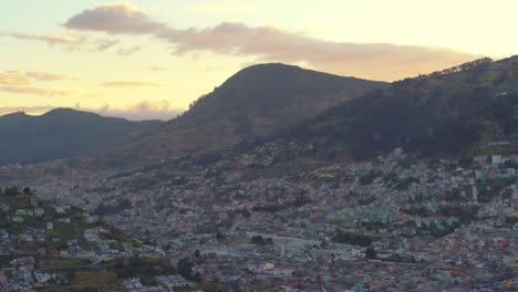 Vista-Aérea-De-Viaje-Al-Atardecer-De-La-Ciudad-De-Quito.-Ecuador