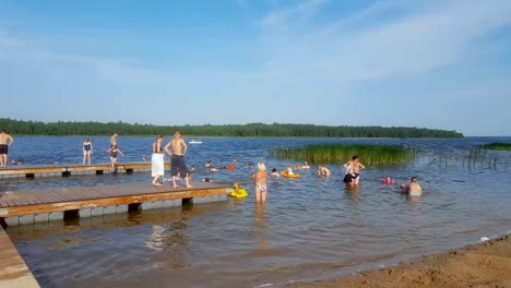 peopel-swim-at-lake-in-summer