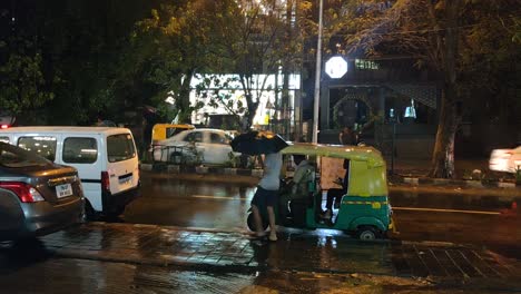 Straßen-Von-Bangalore-Nachts-Während-Des-Monsuns