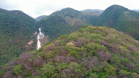 Aerial-drone-shot-revealing-the-Velo-de-Novia-waterfall-in-the-Chiflon-park,-Chiapas