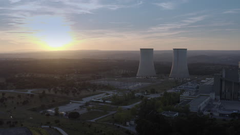 Schornsteine-Eines-Thermoelektrischen-Kraftwerks,-Aufgenommen-Von-Einer-Drohne-Bei-Sonnenuntergang
