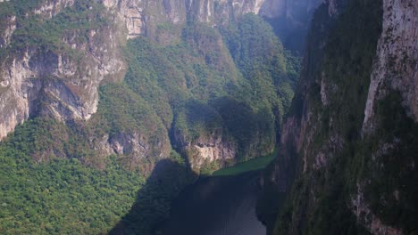 Aerial-shot-near-a-huge-cliff-in-the-Sumidero-Canyon,-Chiapas-Mexico