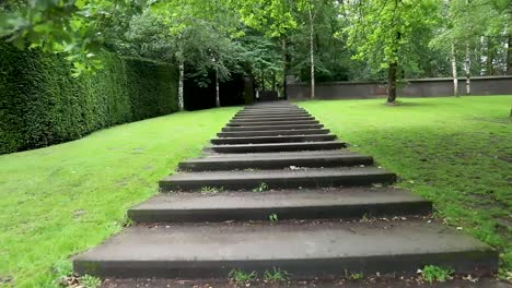 Gehen-Auf-Der-Treppe-Im-Park
